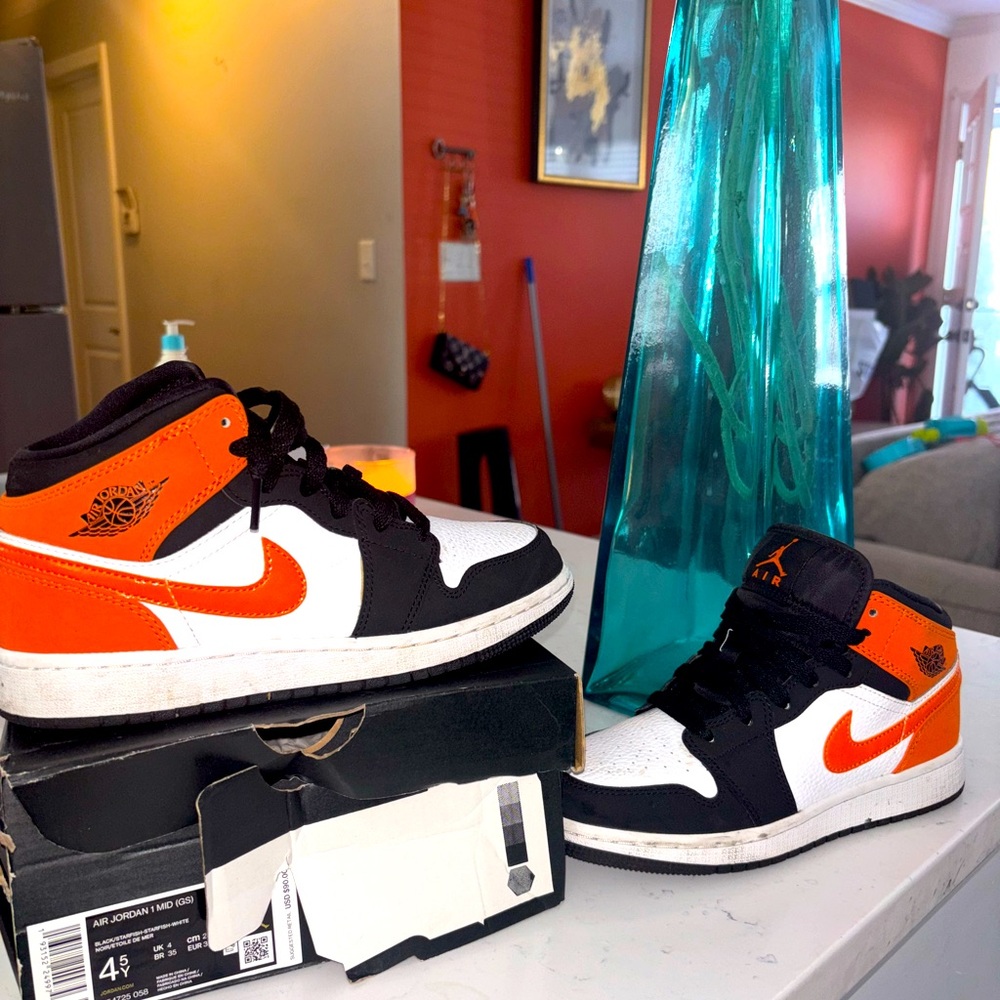 Air Jordan 1s size 4.5y lightly worn